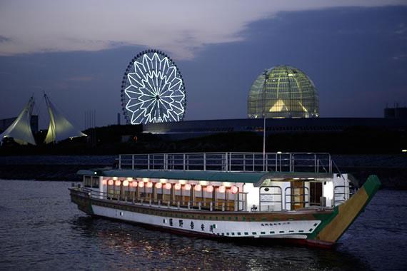 暖房が効いた船内で料理と夜景が楽しめる