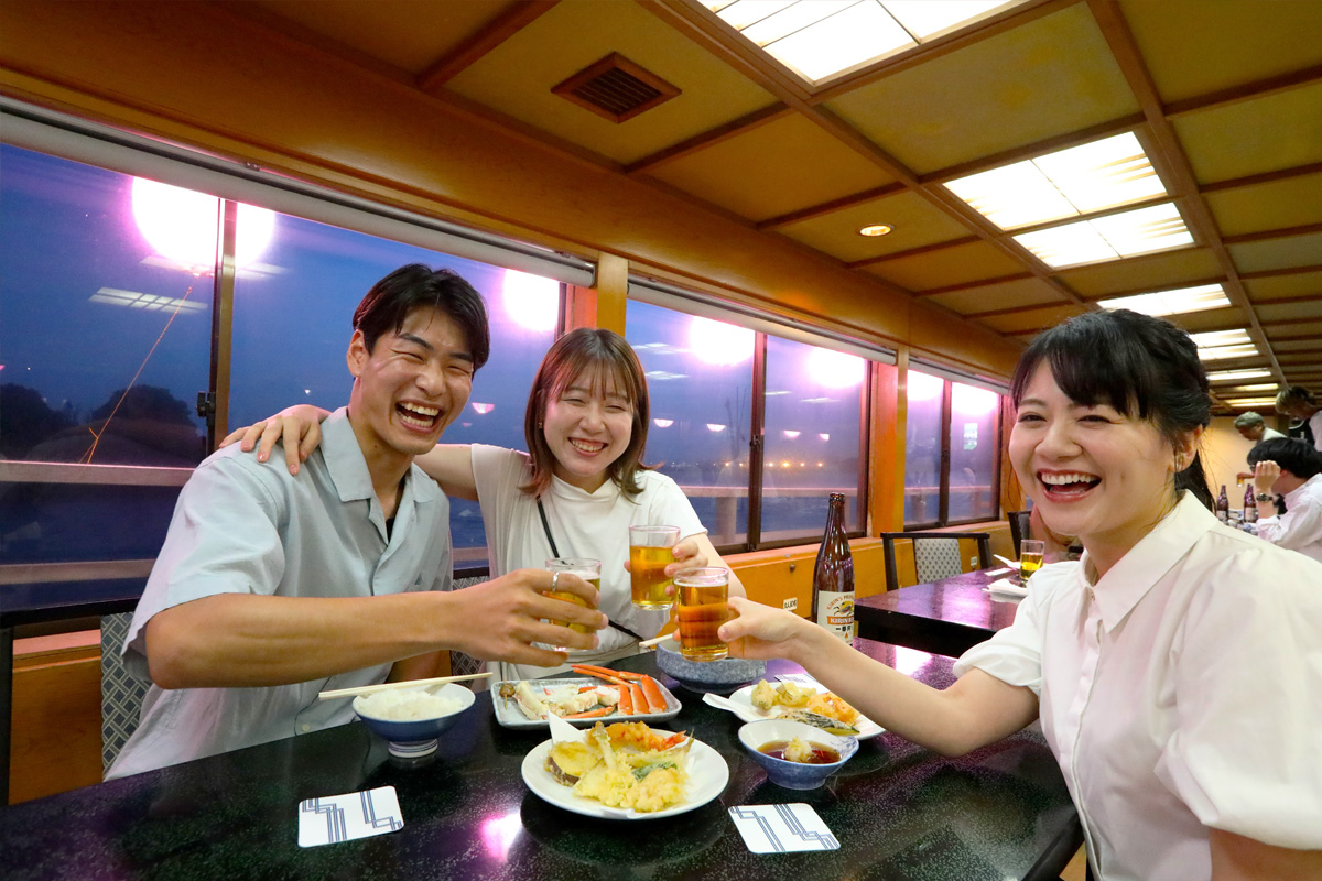 食事を楽しむ人